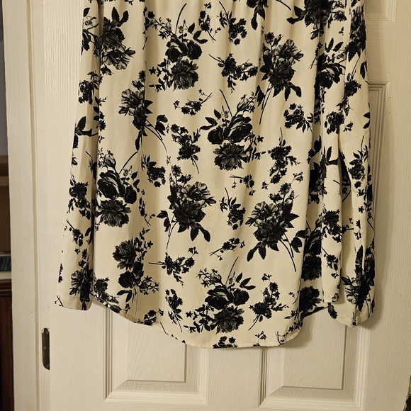 Cream and black flowered blouse shirt top by QUEZHU. Size XL. - Picture 3 of 3
